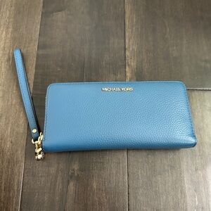 Michael Kors GUC, Blue pebbled leather zip around Wallet.